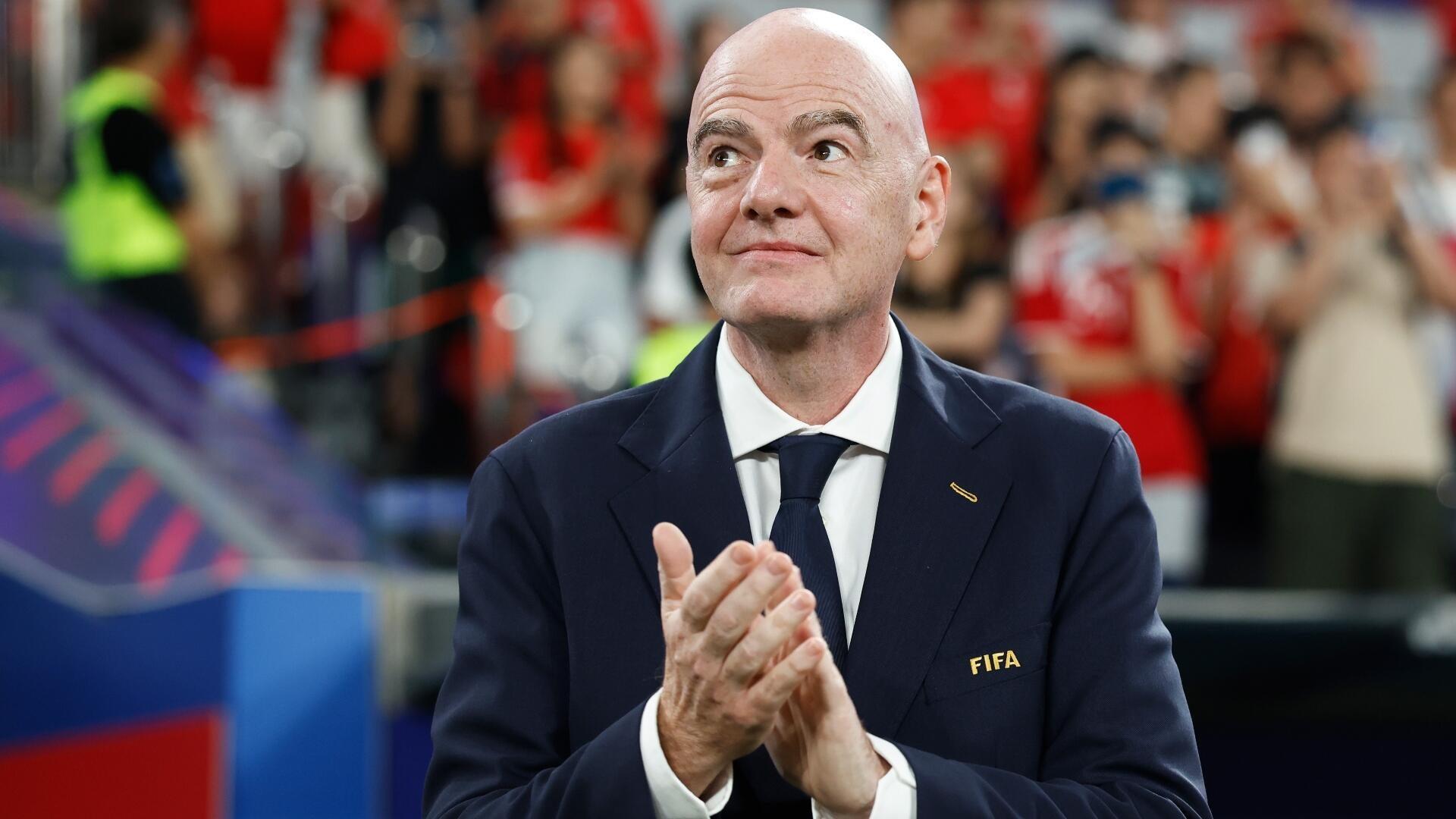 Presidente da FIFA, Gianni Infantino, pede desculpas por