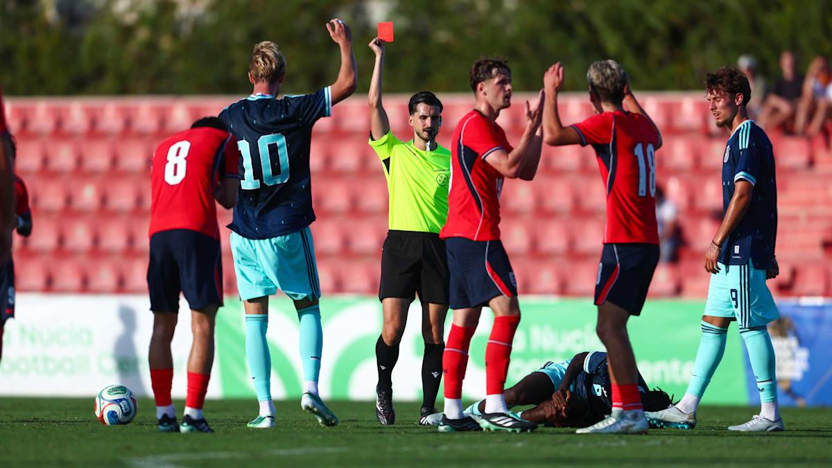 Mesmo com 10, Inglaterra vence a Alemanha sub-20 por 2-1 e