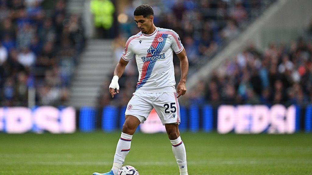 Crystal Palace estreia camisola principal branca em 2026/27