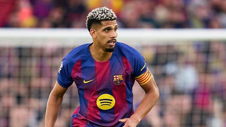 Liverpool perto de garantir Ronald Araújo por empréstimo do
