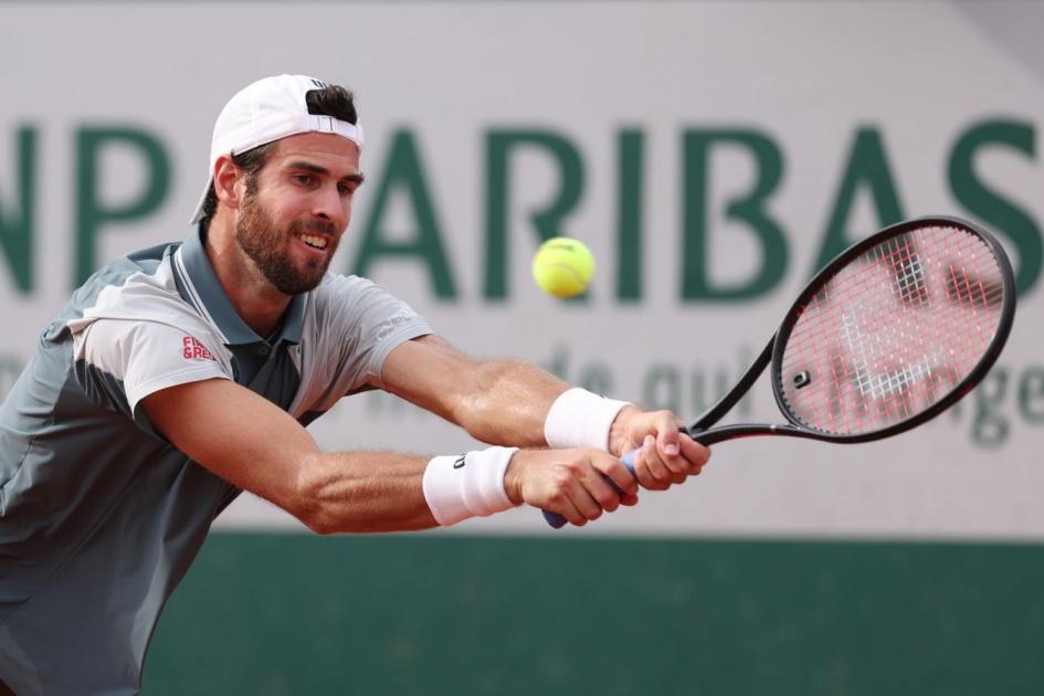 Karen Khachanov vê Espanha favorita frente à Argentina na