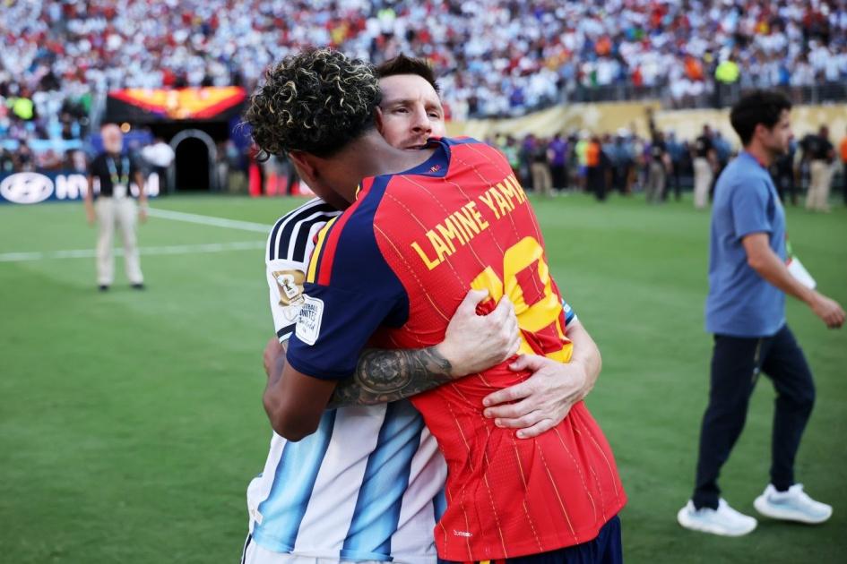 Yamal consola Messi após derrota da Argentina na final do Mundial