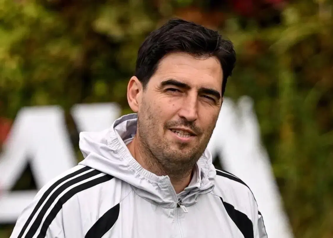 Iraola lança alerta no Liverpool: Gakpo e Isak continuam