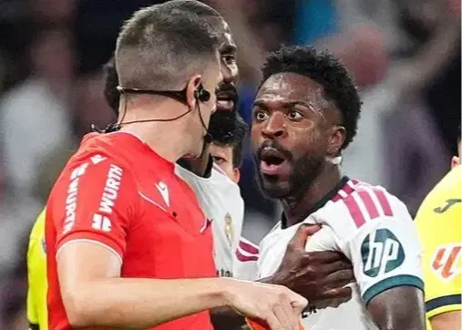 Reação de Vinícius aos Acontecimentos Estranhos no Jogo do