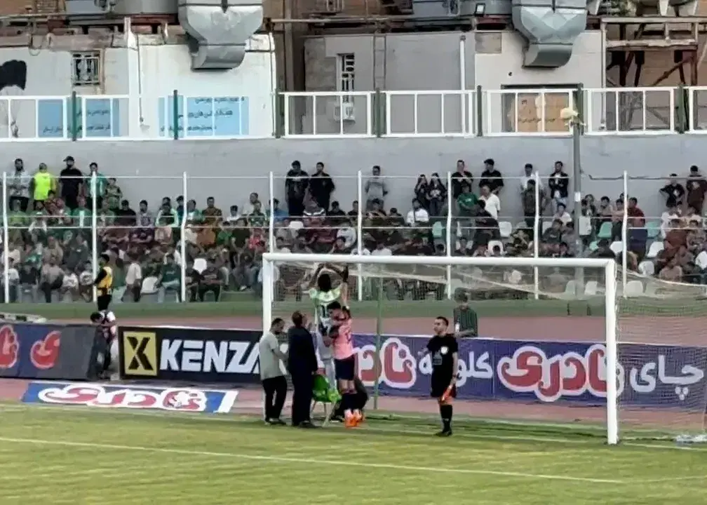 Rede rasgada na baliza do Kheybar atrasa início do jogo com