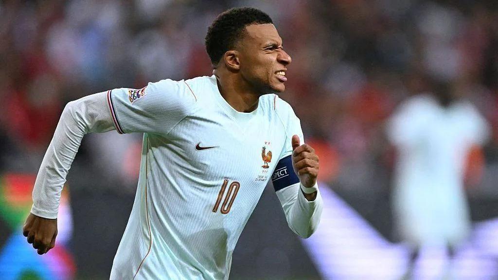 Mbappé lesiona-se ao marcar na vitória da França