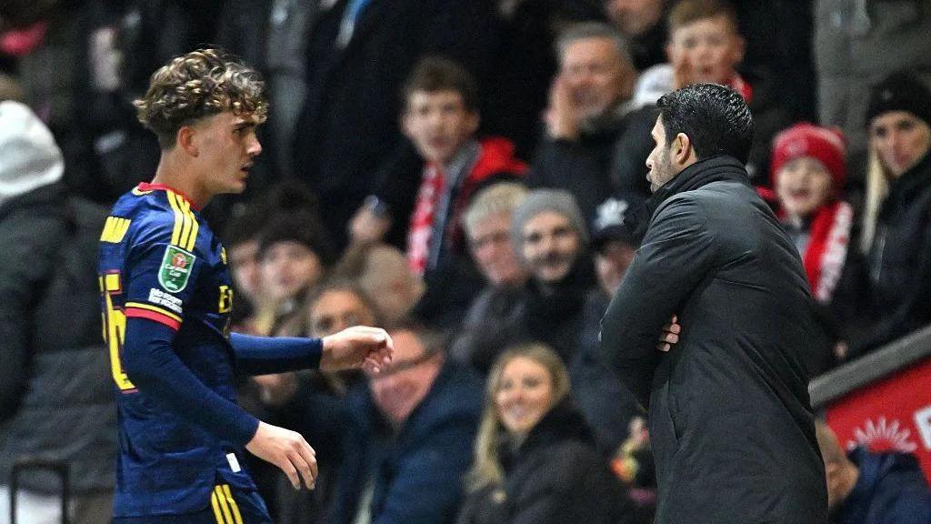 Dowman expulso e Arsenal eliminado, mas terá Arteta ido