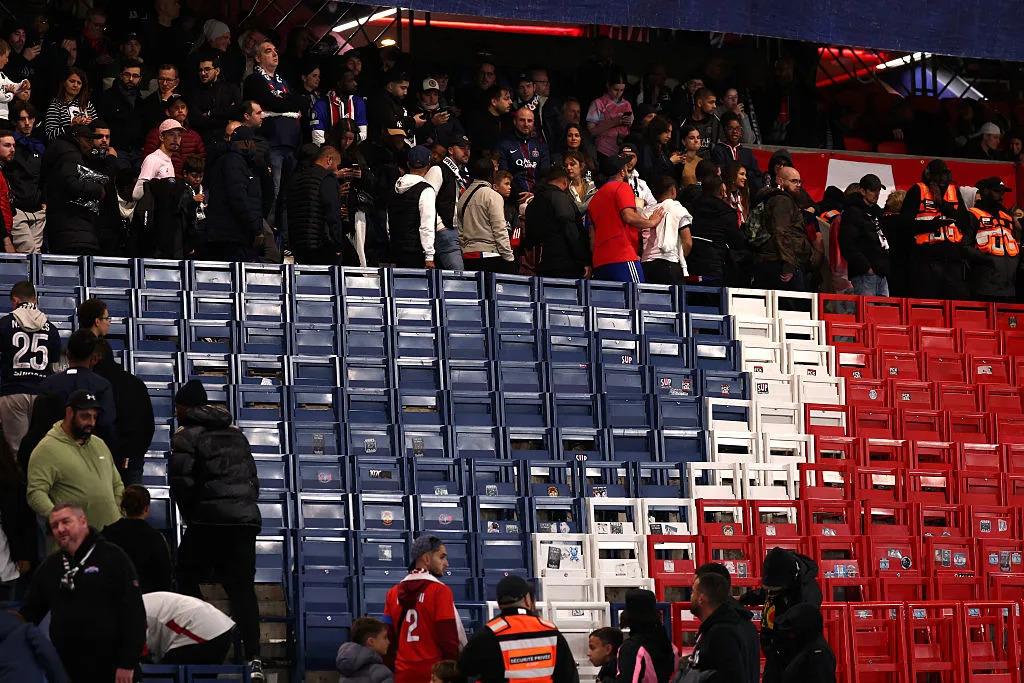 Ultras do PSG abandonam jogo em protesto